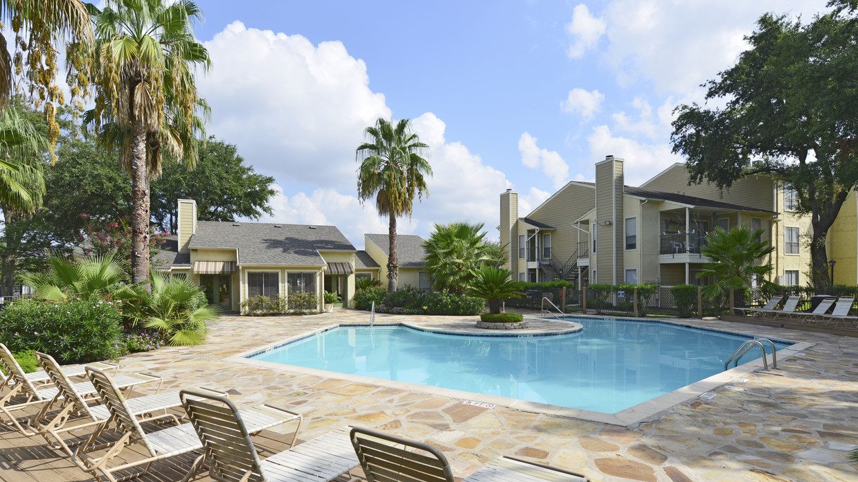 Poolside view of La Esencia apartments in Houston, Texas.